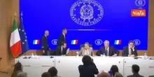 La premier Meloni lascia la conferenza sulla manovra e saluta Giorgetti: "In bocca al lupo"