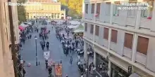 Gli alpini sfilano in centro a Reggio Emilia: il video