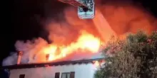 Incendio a Ozzano (Bologna), il video del maxi rogo: famiglia evacuata