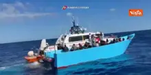 La Guardia Costiera soccorre 91 migranti su un barcone alla deriva a largo di Lampedusa