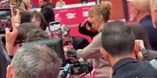 Festa Roma, Jennifer Lawrence si concede ai fan: saluti e autografi