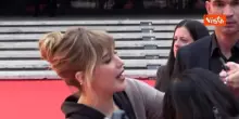 Jennifer Lawrence accolta dai fan sul red carpet della mostra del Cinema di Roma
