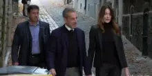Sarkozy verso il carcere mano nella mano con Carla Bruni