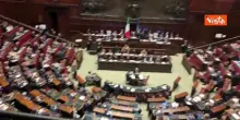 Meloni saluta con la mano uscendo dall'Aula della camera dopo informativa su Consiglio Ue