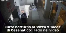 Furto notturno al 'Pizza & Tacos' di Cesenatico: i ladri nel video