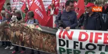 "Presidente, il popolo ha fame. Mangino pastarelle", i cartelli al corteo della Cgil a Roma