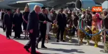 Trump balla all'aeroporto di Kuala Lumpur con ballerini tradizionali al suo arrivo in Malesia