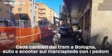 Caos cantieri del tram a Bologna, auto e scooter sul marciapiede con i pedoni. Video