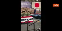 Trump balla tra i militari Usa in Giappone alla base navale "George Washington" di Yokosuka