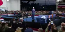 Trump in Giappone, balletto dopo il discorso sulla Uss George Washington