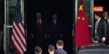Trump e Xi Jinping si salutano con una stretta di mano dopo l'incontro in Corea del Sud