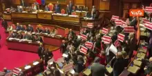 “No ai pieni poteri”, opposizione protesta in Aula con i cartelli dopo il voto su Riforma giustizia