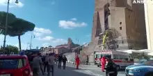 Roma, crolla una parte della Torre dei Conti ai Fori Imperiali