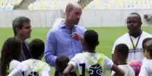 Il principe William gioca al Maracana con i bambini e con Cafu