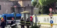 Gualtieri depone mazzo di fiori in memoria dell'operaio morto ai Fori
