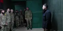 Ucraina, Zelensky visita le truppe nella città assediata di Pokrovsk