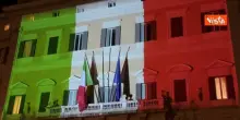 4 Novembre, Montecitorio illuminato con il tricolore per la Festa delle Forze Armate