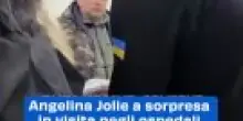 Angelina Jolie a sorpresa in visita negli ospedali di Kherson