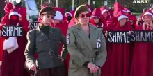 Protesta a Washington, manifestanti con mantelli rossi ispirati a 'The Handmaid's Tale'