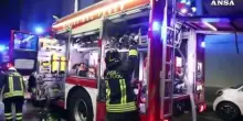 Incendio in un palazzo di 7 piani a Milano, morta una donna