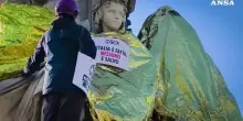 Teli termici sulla statua di Cavour a Torino, Extinction Rebellion in azione
