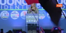 "Vi voglio bene", Meloni al pubblico di Bari al comizio di Lobuono per le regionali in Puglia
