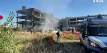 Incendio in un edificio occupato a Roma, ferito un uomo