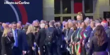 L'arrivo tra gli applausi del presidente Mattarella all'assemblea dell'anci . Il video