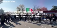 Polemica dei tassisti contro Uber, lancio di finte banconote in aria: il video