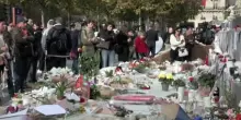 In centro a Parigi fiori e raccoglimento per la strage del 13 novembre