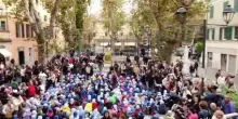 Genova, centinaia di bambini invadono le strade di Sestri Ponente a caccia di Moby Dick