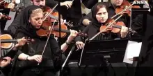 Iran, per la prima volta una donna dirige un'orchestra: "Spero sia l'inizio di una nuova era"
