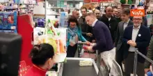 Lollobrigida fa la spesa al supermercato a Roma per donarla alla Colletta Alimentare