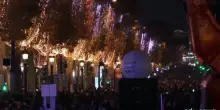 La spettacolare illuminazione natalizia degli Champs-Elysées a Parigi