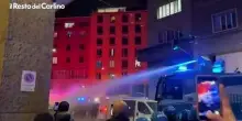 Lancio di bengala e idranti in via Marconi a Bologna: il video