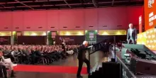Il lungo applauso per Mattarella al meeting Medici Cuamm di Padova