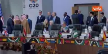 Meloni al G20, la calorosa stretta di mano con il premier indiano Modi a Johannesburg