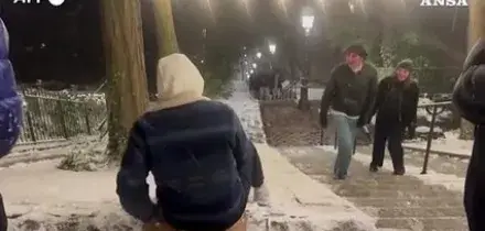 Neve a Parigi, Montmartre si trasforma in una pista per slitte improvvisate