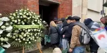 A Milano la gente in coda fuori dalla chiesa per i funerali di Vanoni