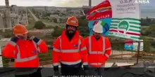 Eurallumina, dieci giorni sul silo a 40 metri: l'appello degli operai a Calderone