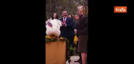 La carezza di Trump al tacchino Waddle durante la cerimonia di grazia alla Casa Bianca