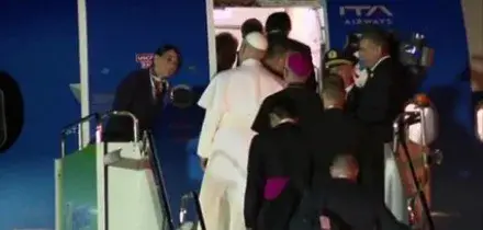 Papa in Turchia, lascia Ankara per raggiungere Istanbul