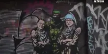 A Milano un murale ritrae Greta Thunberg e Francesca Albanese abbracciate da un miliziano di Hamas