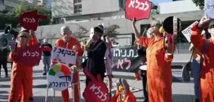 Netanyahu arriva in tribunale, accolto fra le proteste