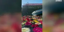 Mille fiori in darsena Pozzuoli, sono simbolo della lotta al bradisismo