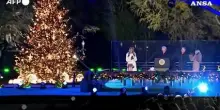 Trump e Melania illuminano l'albero di Natale a Washington