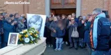 Funerale di dj Mozart tra musica e applausi: il video