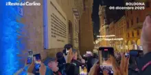 Luca Carboni, folla di fan per l'accensione della luminarie a Bologna