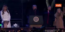 Trump e Melania accendono l'albero di Natale di Washington, il momento del conto alla rovescia