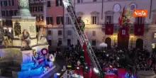 Omaggio per l'Immacolata dei Vigili del Fuoco a Roma, corona di fiori su statua a Piazza di Spagna